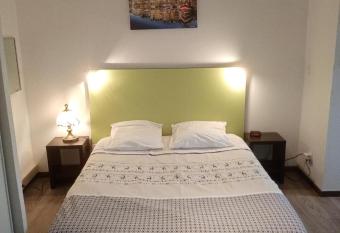 Entre le Pont 9 et l Eveque , Les Hauts de Honfleur, Piscine, WIFI et Parking gratuits has Balcony rooms