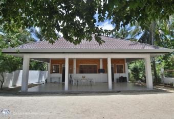 Sunset View Beach House has Balcony rooms