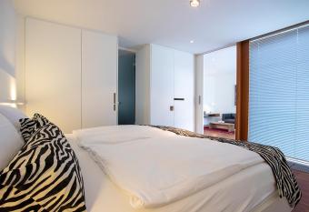 BECKER  S Hotel & Restaurant has rooms with a private hot tub