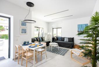 Cozy Corner Luxury Apartments allows 18 year olds to book a room