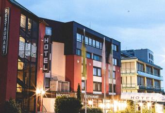 PLAZA Hotel F  hr am Bodensee allows 18 year olds to book a room