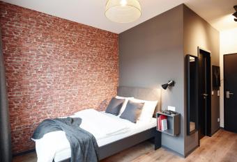 PHNX Aparthotel Hamburg allows 18 year olds to book a room