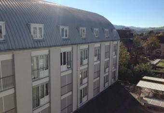 G  stehaus des GOETHE-Institut Freiburg allows 18 year olds to book a room