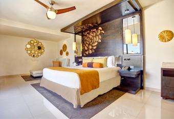 Royalton Punta Cana, An Autograph Collection All-Inclusive Resort & Casino has rooms with a private hot tub