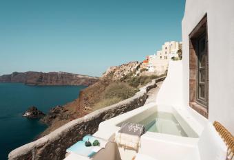 Armenaki has rooms with a private hot tub