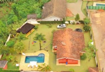 Arrai      aqui, 65km de SP com Internet que funciona verdade 300 MB fibra com cama el  stica gigante e fogueira has Balcony rooms