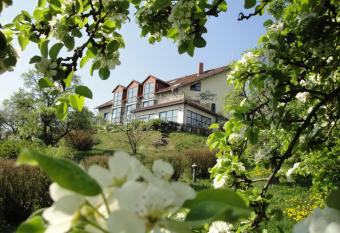 Landhotel BurgenBlick Garni & Tagungshotel allows 18 year olds to book a room