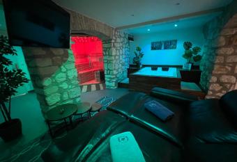 Appart Spa Privatif allows 18 year olds to book a room