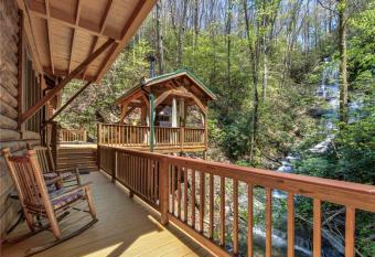 Black Bear Lodge, 6 Bedroom, Mtn and Waterfall Views, Pool Table, Sleeps 12 has Balcony rooms