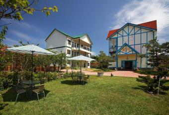                     Baili Manor Cing Jing allows 18 year olds to book a room