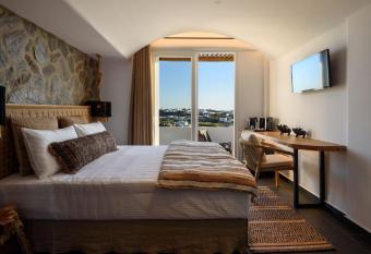 Vrachos Suites Mykonos allows 18 year olds to book a room