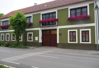 Weghuberhof Ferienwohnungen allows 18 year olds to book a room