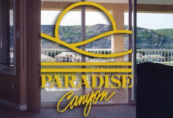 Paradise Canyon Golf Resort, Signature Luxury Villa 382 allows 18 year olds to book a room