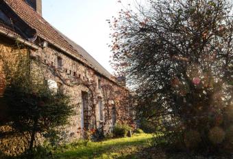 La Tireliere, long  re bord de mer avec jardin has Balcony rooms