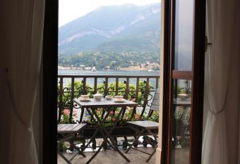 Imbarcadero Lake View has Balcony rooms