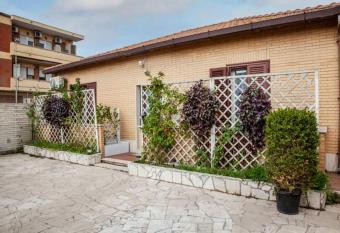 Rosilienza Suites private spa, patio Garden free trasfer to & from airport allows 18 year olds to book a room