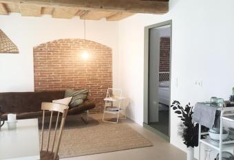 Gem  tliche Wohnung im Herzen von Linz allows 18 year olds to book a room