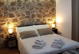 Green Oasis Gabella Monolocale allows 18 year olds to book a room