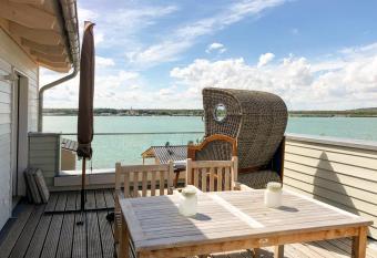 HAUS IM SCHILF 1 - Ferienwohnungen am Hainer See bei Leipzig allows 18 year olds to book a room