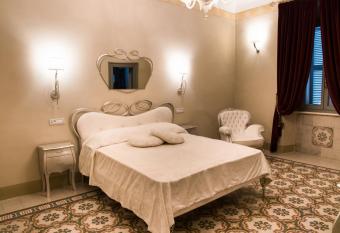 PALAZZO ILLUMINATI has rooms with a private hot tub