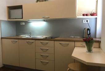 Apartm  n Innova allows 18 year olds to book a room