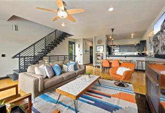 The Abshier - Near U of A - Quiet Getaway has Balcony rooms