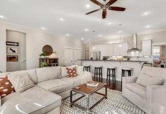 Harribo Townhome - Walk EVERYWHERE - Downtown Fay has Balcony rooms