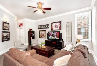 Condo Off Dickson - WALK to Dickson has Balcony rooms