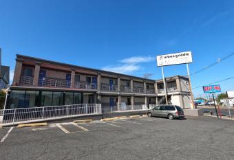 Rest Inn - Elizabeth allows 18 year olds to book a room