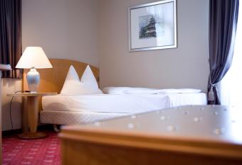 Hotel Das Kleine Ritz allows 18 year olds to book a room