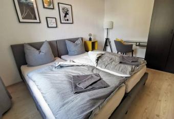 Stylish 4ZI Netflix, Kaffeetimer, WIFI, Parken allows 18 year olds to book a room