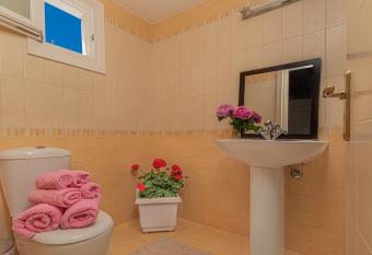 Dimelal Mykonos Town Apartments has rooms with a private hot tub