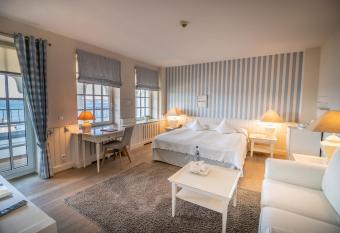 Strandhotel Gl  cksburg allows 18 year olds to book a room