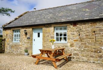Elishaw Farm Holiday Cottages has rooms with a private hot tub