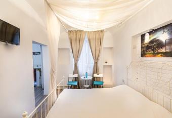 Piata Sfatului Central allows 18 year olds to book a room