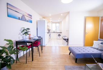 SPACIOUS 2 bed 2 bathroom Apartment with parking! CONTRACTORS & BUSINESS stays Managed by Chique Properties Ltd has Balcony rooms