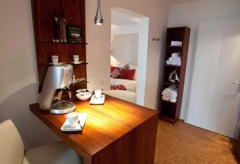 Hotel Rheinpark Rees has rooms with a private hot tub