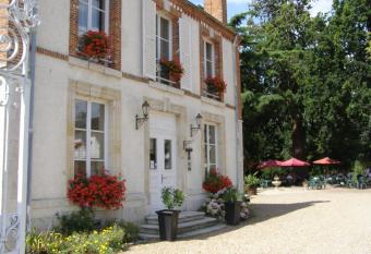 Logis - Villa des Bordes allows 18 year olds to book a room