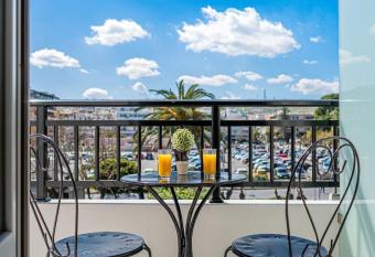 White&Gray Apartment has Balcony rooms