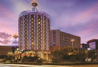 Hotel Lisboa allows 18 year olds to book a room