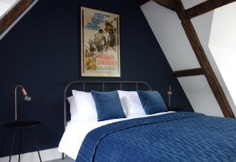 Grade II Listed Flint Cottage Sleeps 4 has Balcony rooms
