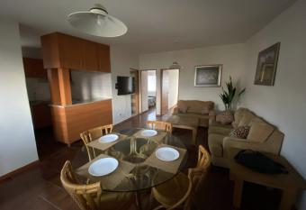 C  ntrica Suite Ubicada Av Zaragoza B31 allows 18 year olds to book a room