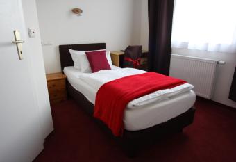 Hotel Elsen allows 18 year olds to book a room