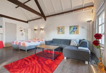 Op de Smelen 1 - 43 m2 allows 18 year olds to book a room