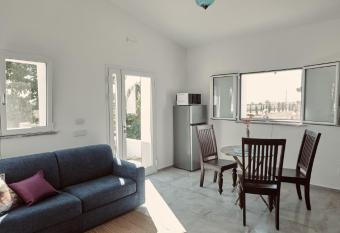 Appartamenti Podere San Sebastiano has rooms with a private hot tub