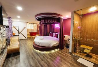 EROS Hotel - Love Hotel allows 18 year olds to book a room