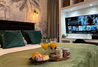 Appart TERRASSE - 20mn STADE U ARENA - CHAMPS   LYS  ES - BEST PLACE JO 2024 has Balcony rooms