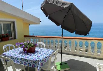 A picco sul mare has Balcony rooms
