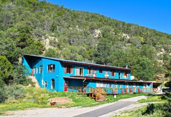 Cloudcroft Hostel has Balcony rooms