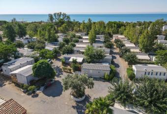 Camping Pleine Mer allows 18 year olds to book a room
